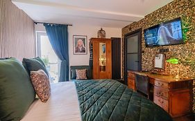 Ricky Road Guest House - Premium